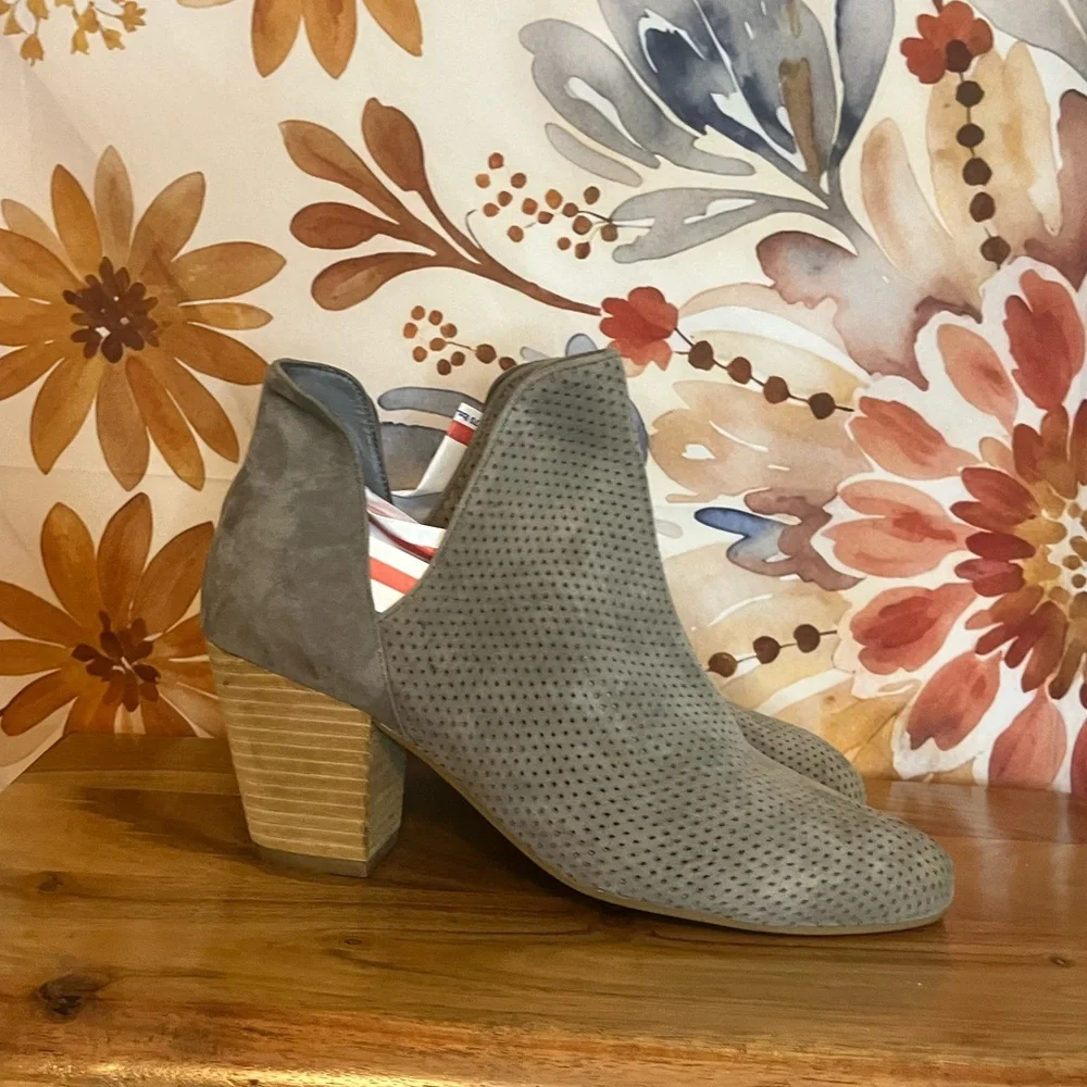 Cole Haan 8B Grey Suede Laser Cut Pull On Casual Fall Preppy Weekend Booties